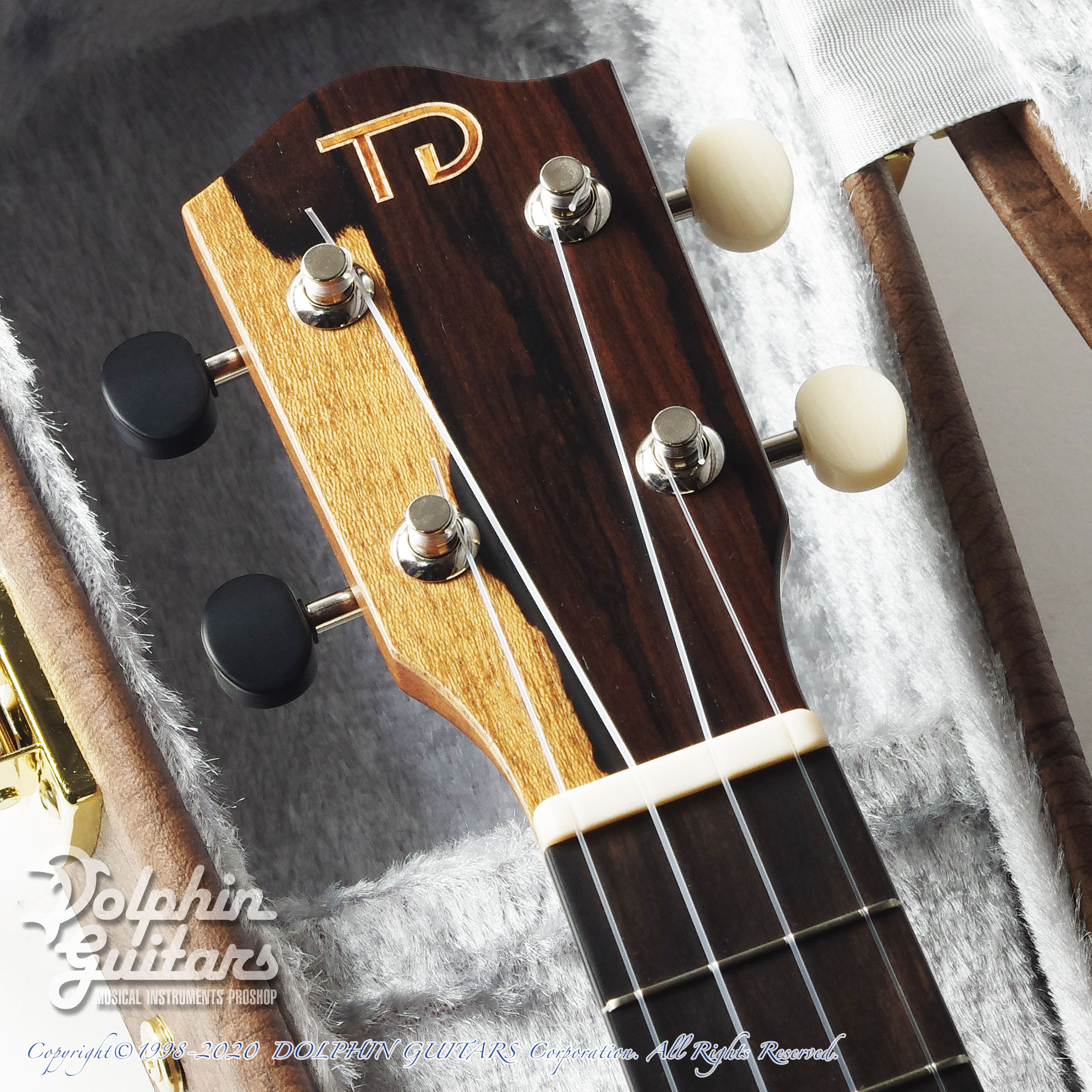 fruitsページ カウベルの優しい音色　コニファーと木ノ実のスワッグ Zephyr】No.22 (全4色) ソプラノサイズ｜ウクレレ専門店 KIWAYA